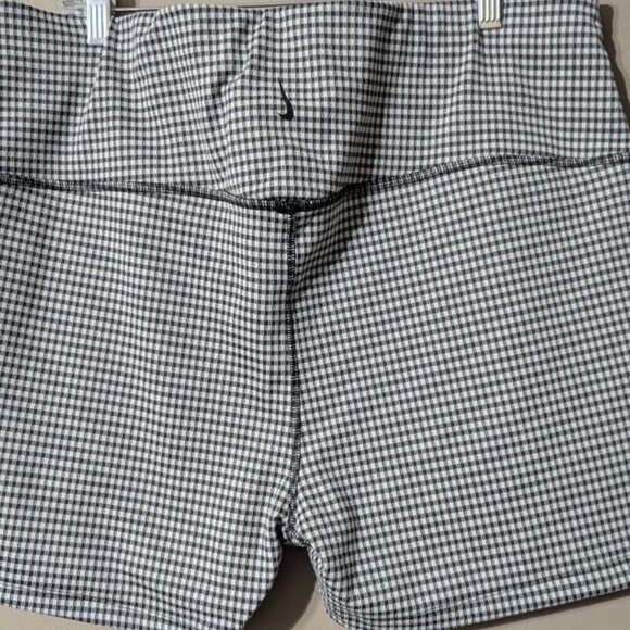 Nike black and white checkered exercise short 2X - Picture 5 of 6